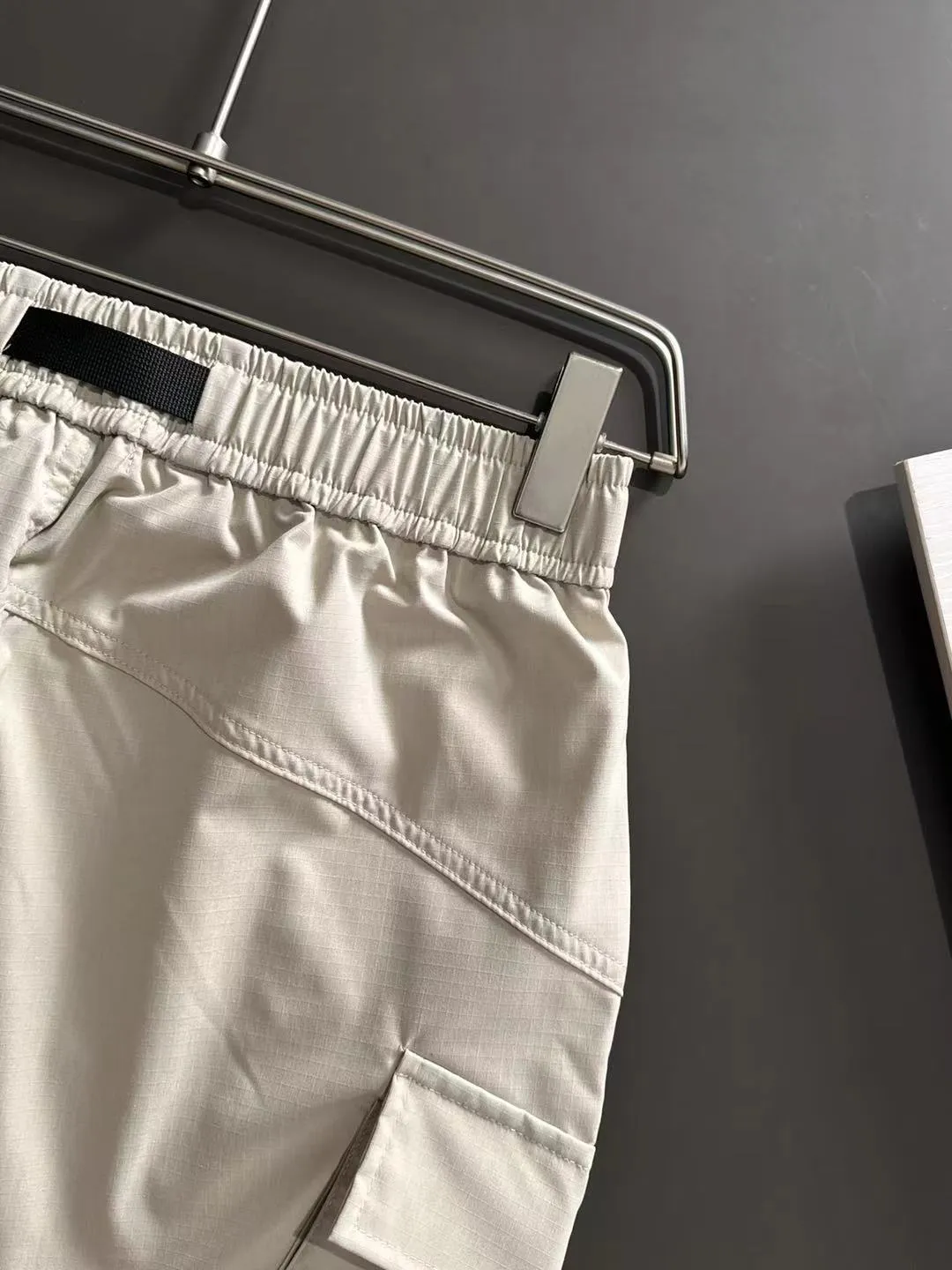 Next day shipment P360 Stone Island/Stone lsland 2025 spring and summer new elastic band casual solid color legged trousers, the trouser hem is stitched with two stitches, the stitching is fine and firm, the counter-customized fabric is highly breathable and comfortable, and the details are impeccable. The brand element design concept reflects high quality. It feels delicate and soft! It presents a casual cut and the upper body shape is great! Size: M-3XXL